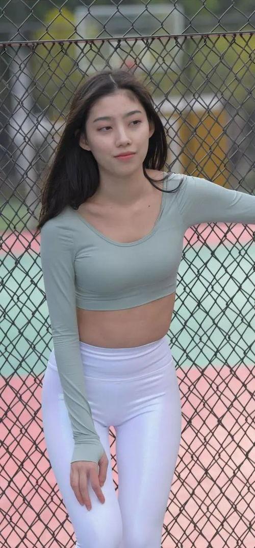 卖鲨鱼裤女网红,鲨鱼裤女网红引领时尚风潮