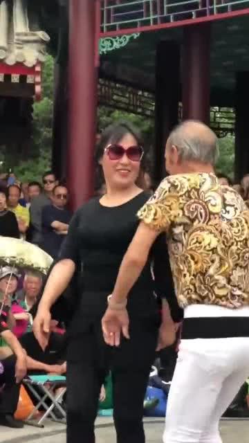 80岁大妈跳舞网红视频,展现夕阳红风采